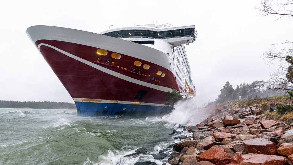 Karaya oturan gemide 400'ü aşkın yolcu mahsur kaldı!