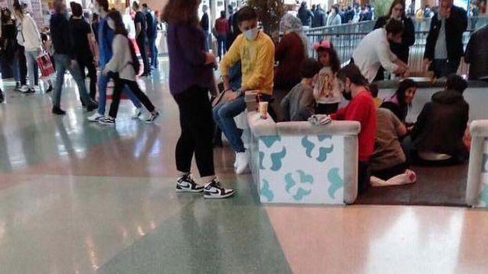 AVM'de, yerde yemek yediler