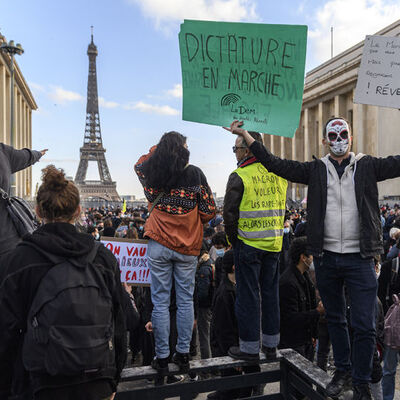 Fransa'da sokaklar yine karıştı!