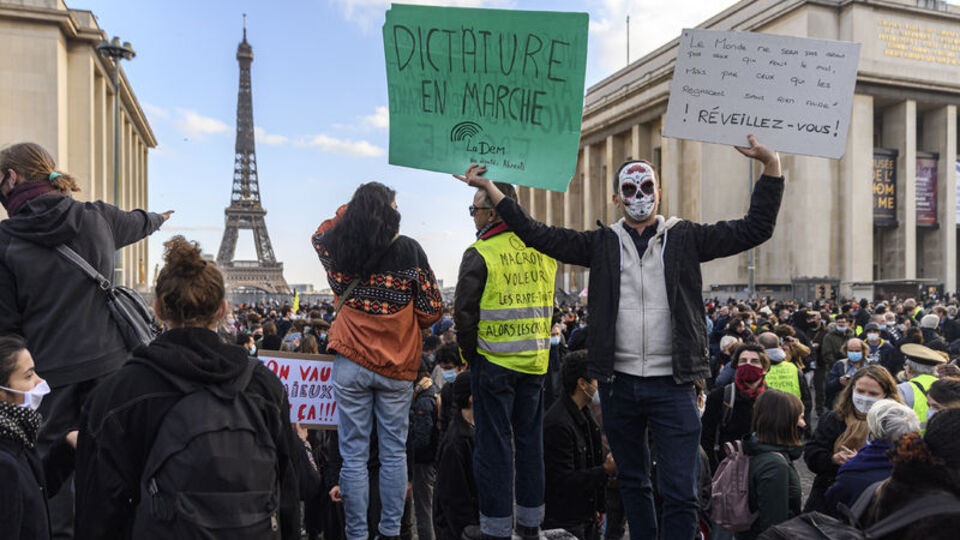 Fransa'da sokaklar yine karıştı!