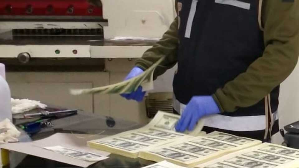 Matbaada 1 milyon dolar basan 6 kişiye kelepçe!