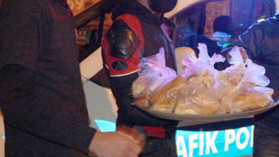 Polislere çorba ikramı yaptılar