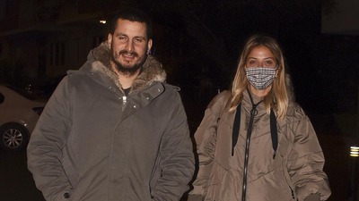 Aşıklar yürüyüşte