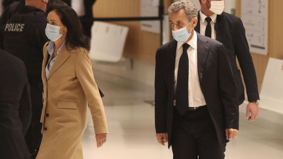 Rüşvetle suçlanan Sarkozy hakim karşısına çıktı!