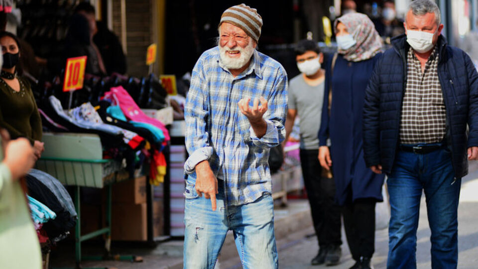 Tiyatro sanatçısı yarım saat dilenci oldu!