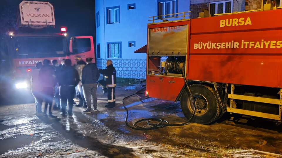 Feci kaza! İtfaiye eri çatıdan düştü