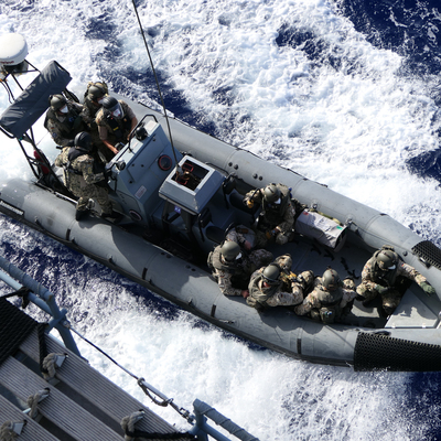 Alman askerleri Libya'ya giden Türk kargo gemisine çıktı!