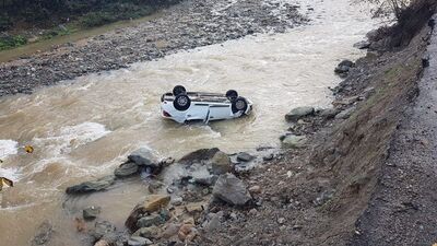 Dereye uçan araç sürücüsü kayıp