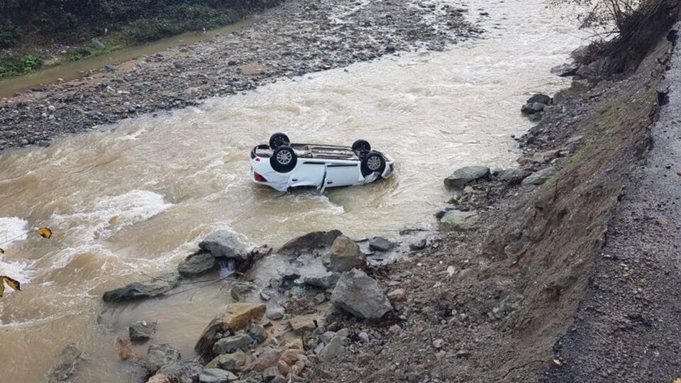 Dereye uçan araç sürücüsü kayıp