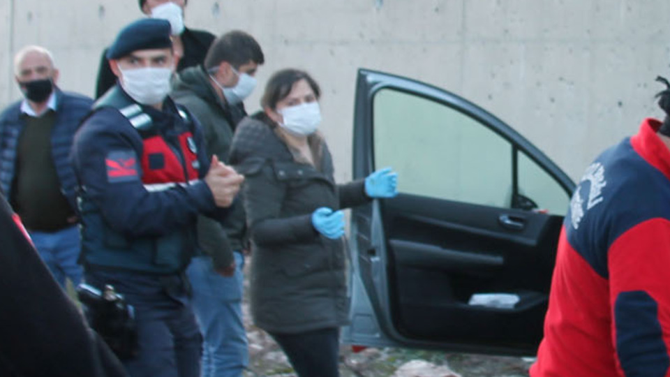 Otomobil istinat duvarına çarptı: 3 ölü, 1 yaralı!