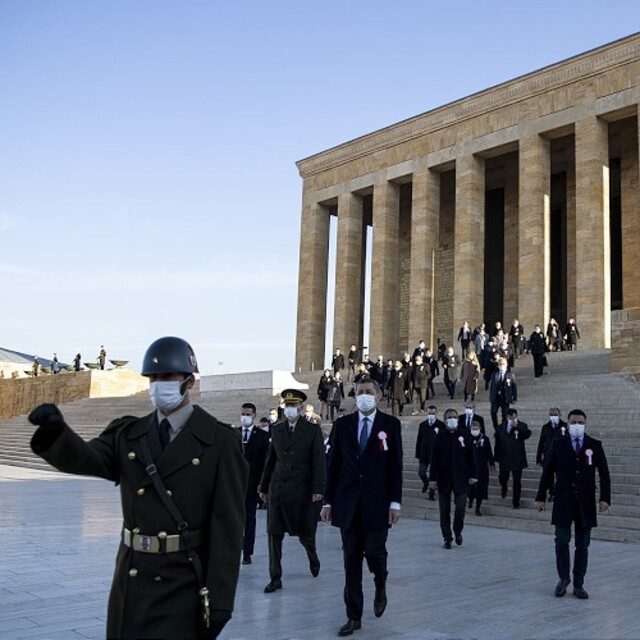 Bakan Selçuk, 81 ilden gelen öğretmenlerle Anıtkabir'i ziyaret etti