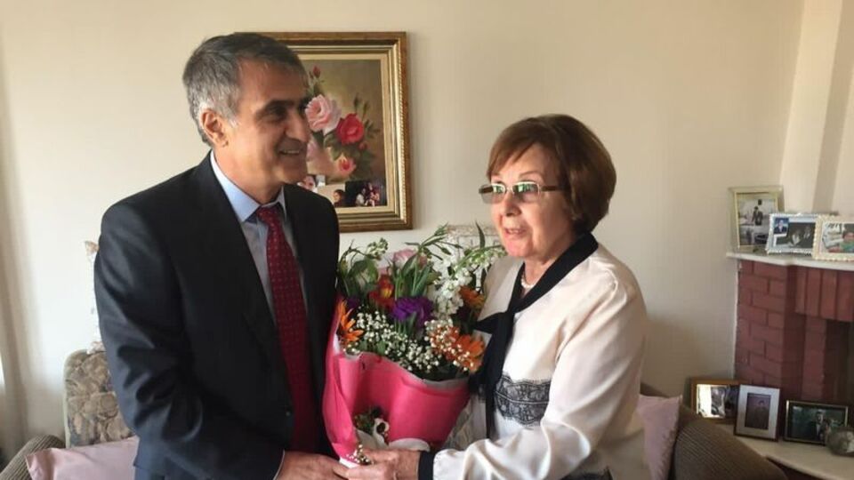 İlkokul öğretmenini ziyaret etti