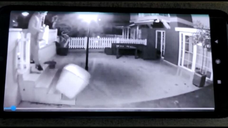 Kargocu rezaleti! Paketi fırlatıp, tehdit etti