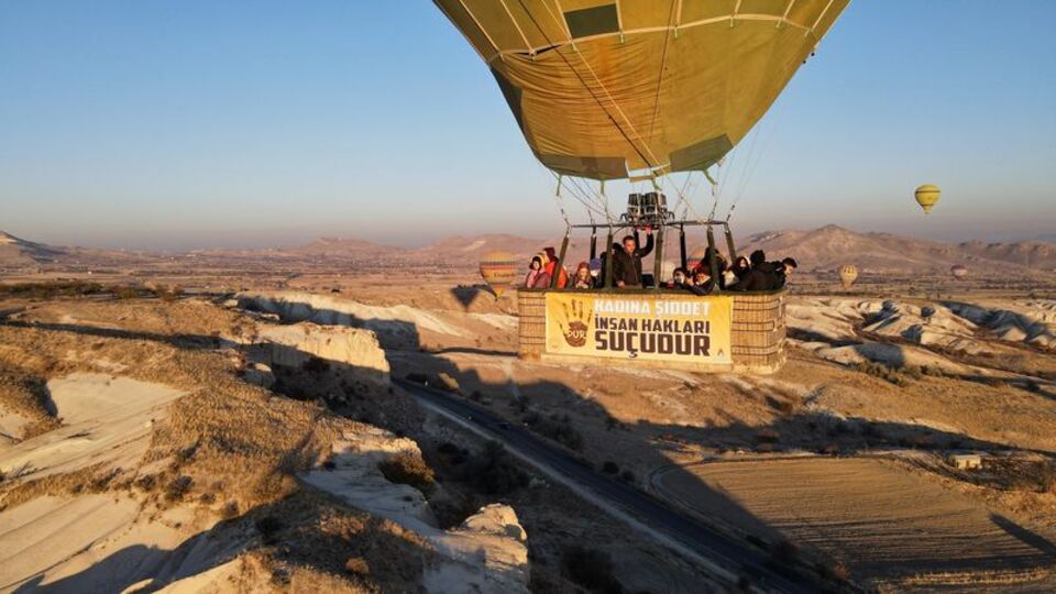 Sıcak hava balonları kadına şiddete tepki için havalandı