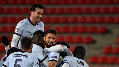 Chelsea ve Sevilla garantiledi