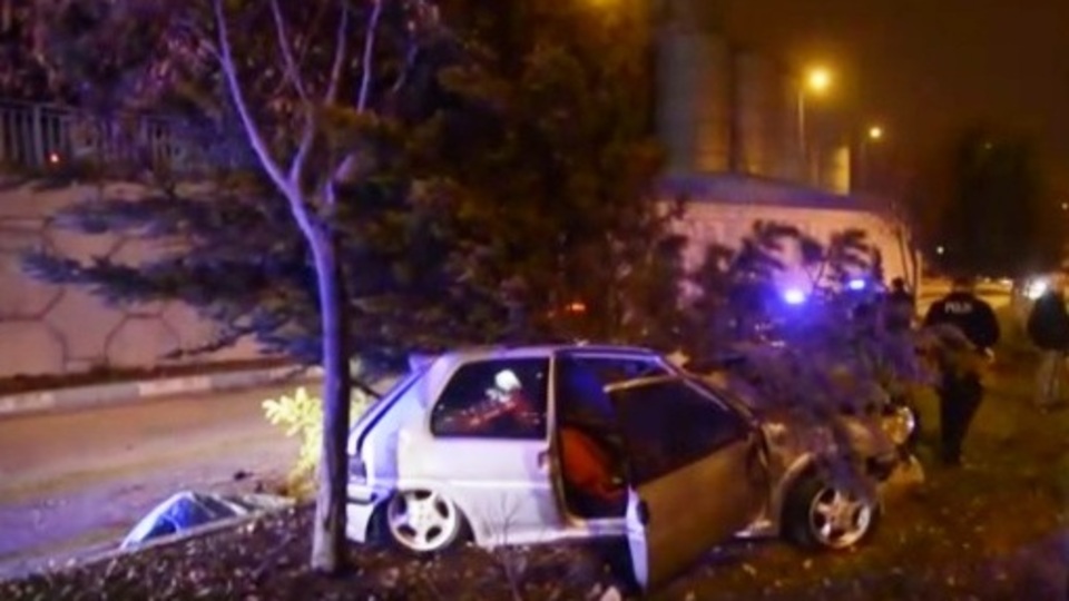 Kütahya'da otomobil ağaca çarptı: 1 ölü