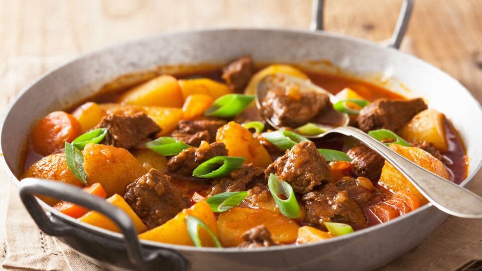 Klasik tat etli patates yemeği