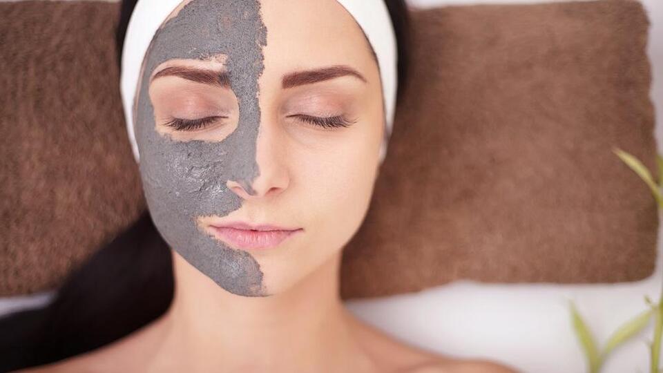 Kuru ciltler için kırışıklık maskesi uygulamaları