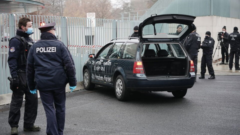Merkel'in ofisine saldırı girişimi!