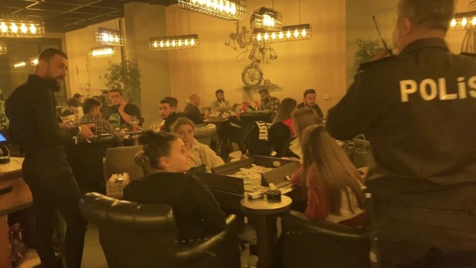 Bunu da gördük! Karantinadan okey masasına!