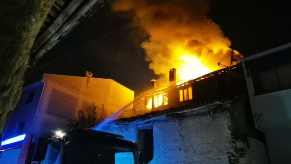 Yatağa bağımlı kadın yangından son anda kurtarıldı