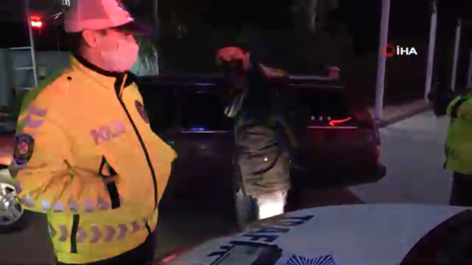 'Köpek gibi yalvarıyorum çek' diyerek poz verdi