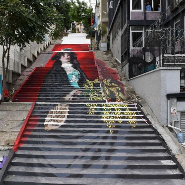 Beyoğlu merdivenleri sanatla buluşuyor