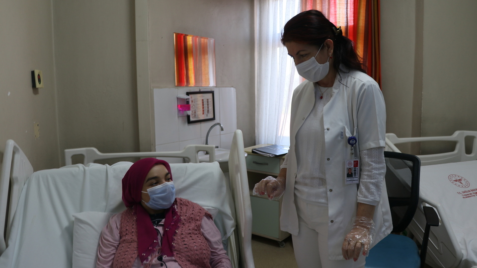 Doktorlar bile şaşırdı! Her bir rahminden birer bebek dünyaya getirdi