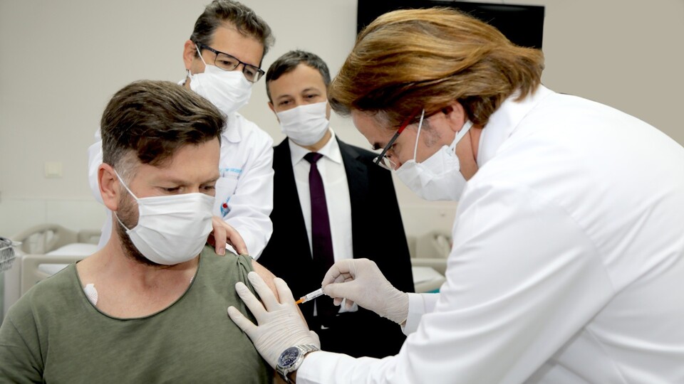 Yerli aşıda ikinci doz yapıldı! Gönüllülerde yan etki oldu mu?