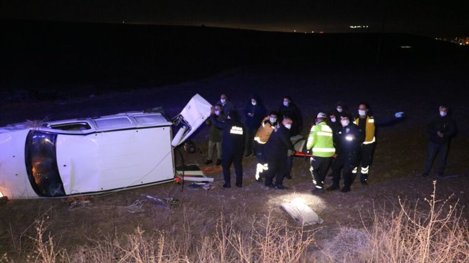 Sivas'ta hafif ticari araç devrildi: 5 yaralı