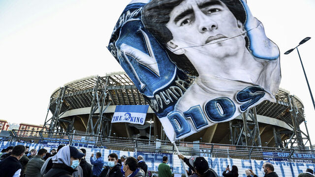Futbolun efsanesi son yolculuğuna uğurlandı