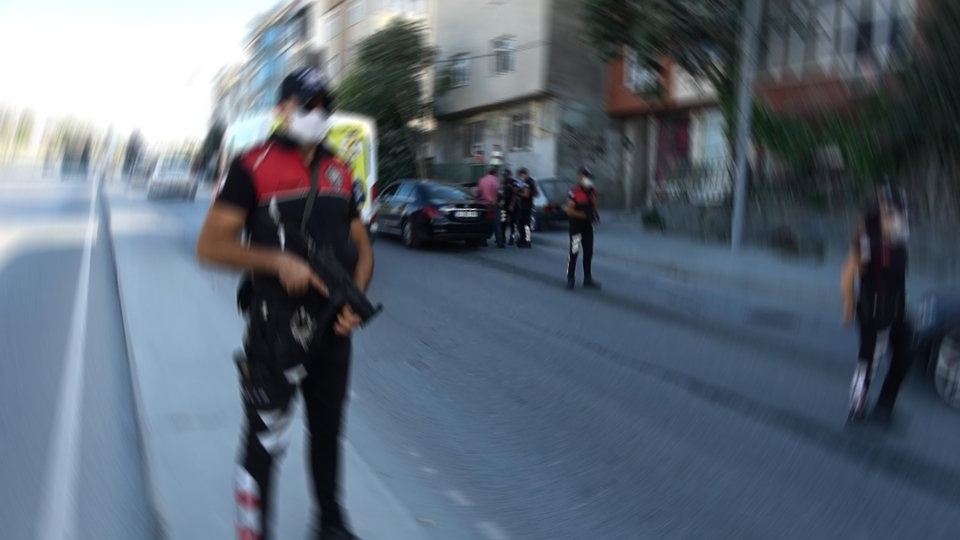 'Dur' ihtarına uymayan kamyonet polis aracına çarptı!