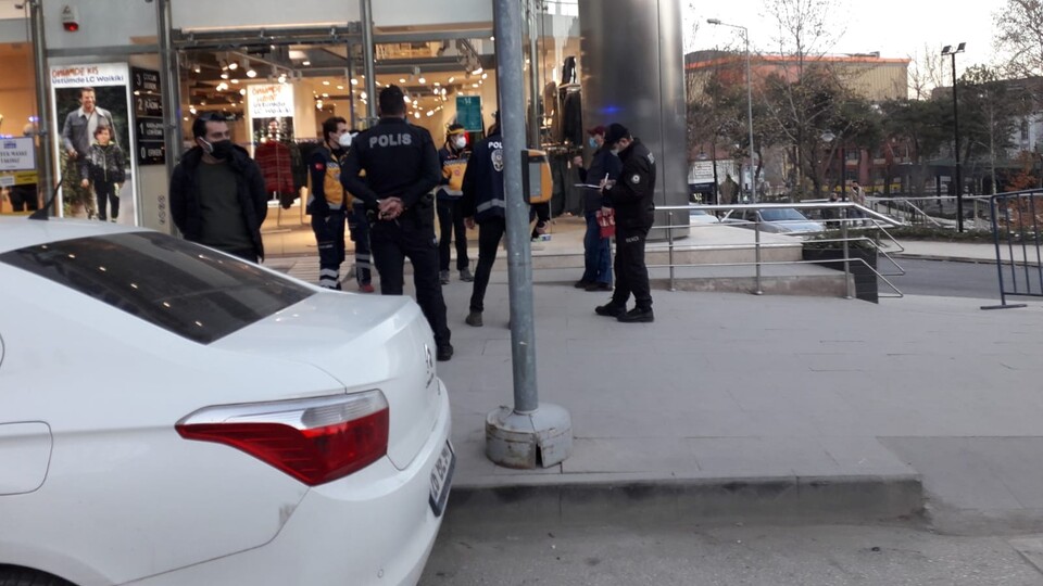 Karantinayı delip maskesiz dolaşmaya çıktı!