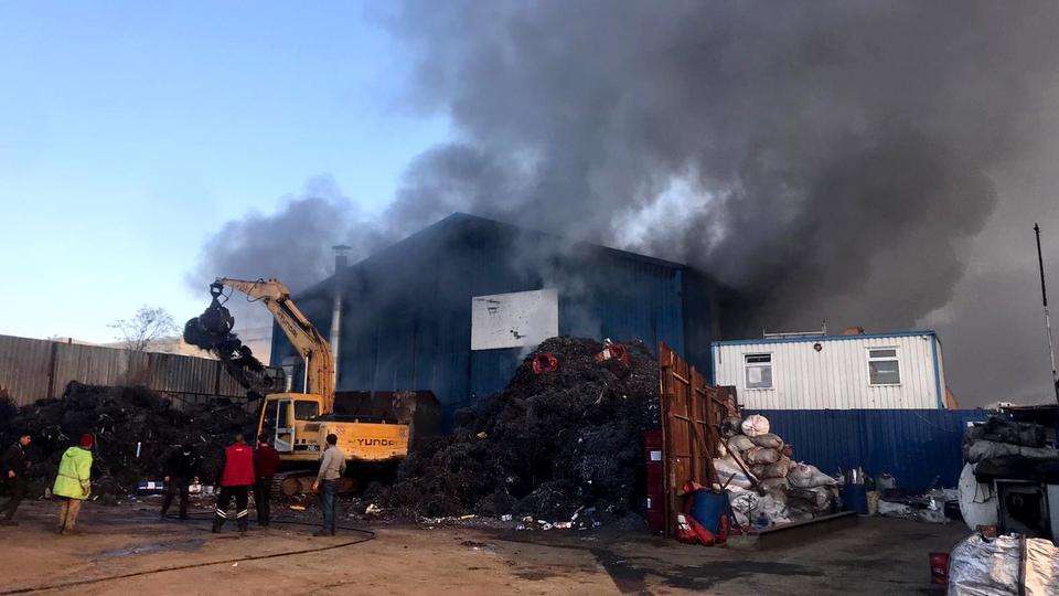 İstanbul'da geri dönüşüm tesisinde yangın!
