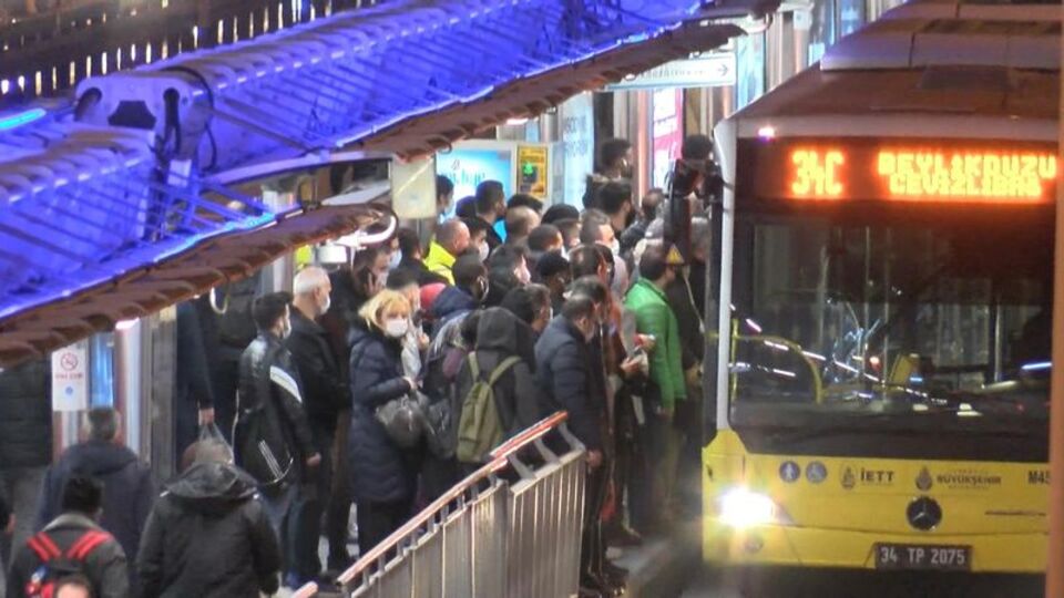 Cevizlibağ metrobüs durağında ürküten yoğunluk