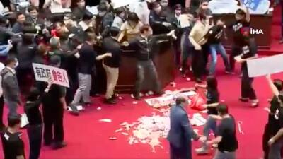 Tayvan parlamentosu karıştı: Milletvekilleri bağırsak fırsattı!