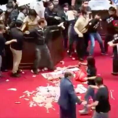 Tayvan parlamentosu karıştı: Milletvekilleri bağırsak fırsattı!