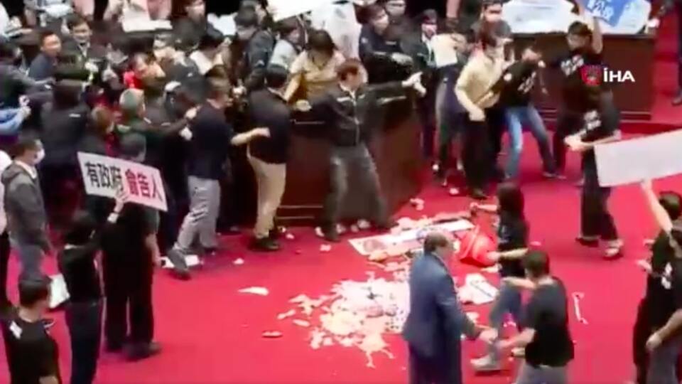 Tayvan parlamentosu karıştı: Milletvekilleri bağırsak fırsattı!