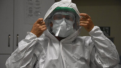 "Dışarıdakiler 1 maske takmazken, biz 3 maske ile çalışıyoruz"