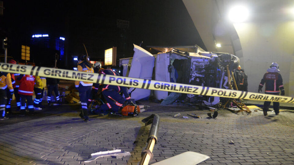 Başkent'te freni boşalan TIR devrildi: 1 ölü