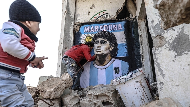 İdlib'in enkaz duvarına Maradona resmi!