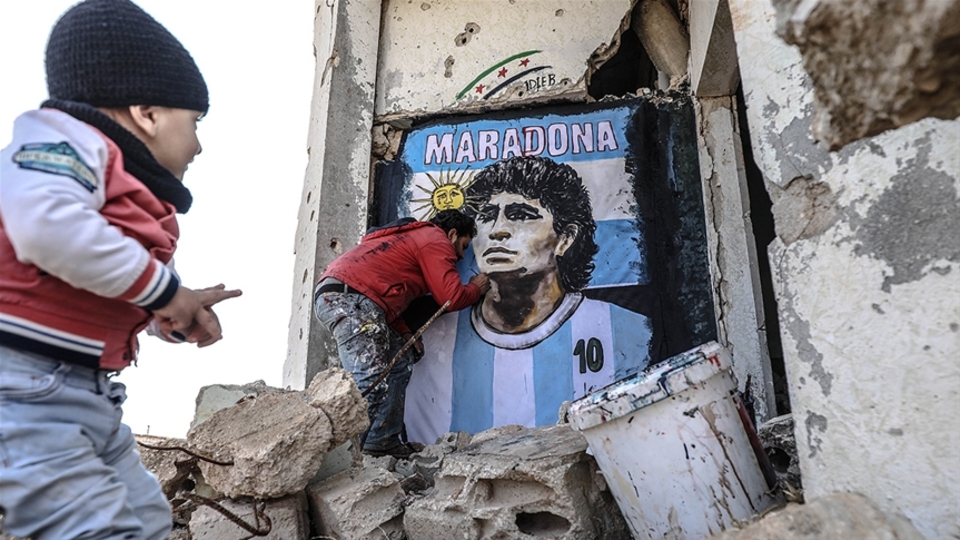 İdlib'in enkaz duvarına Maradona resmi!