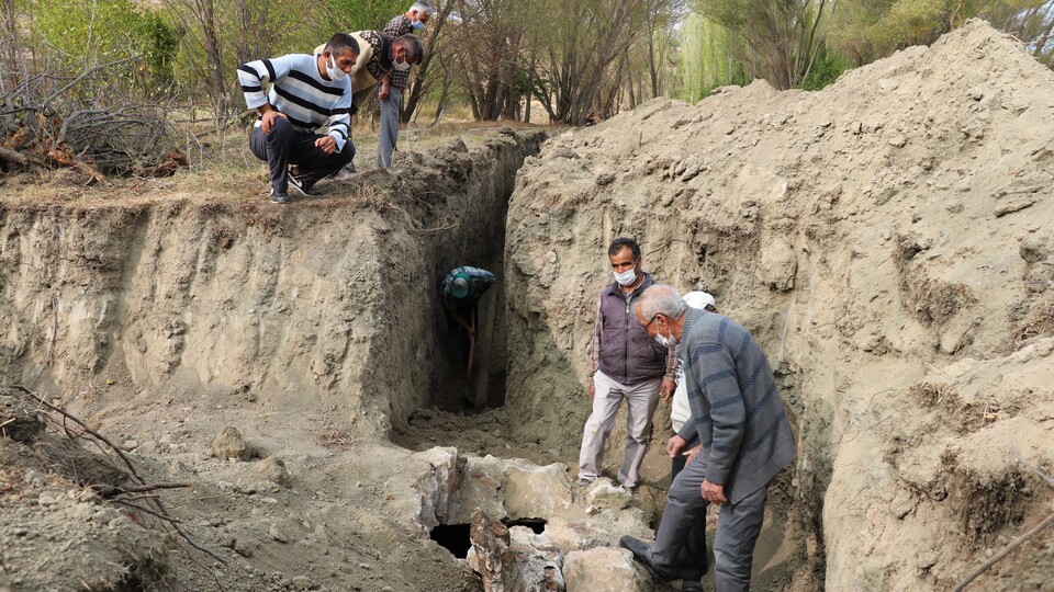 Şişenin içinde kuyuya bırakılıyor...