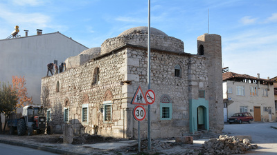 500 yıllık caminin duvarlarından çıktı...