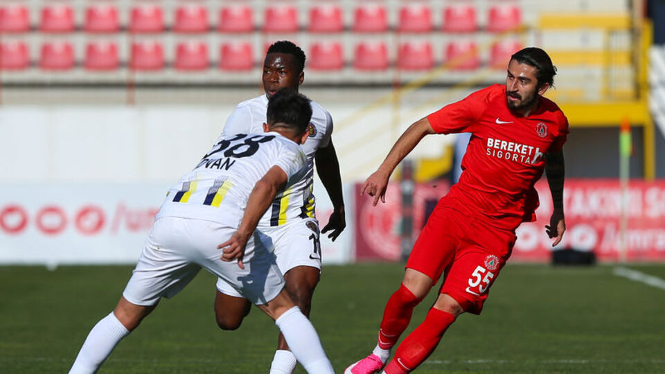 Tidjani, Menemenspor'u 3 puana taşıdı