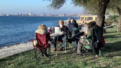 Kamp sandalyesini alan Beylikdüzü sahile koştu
