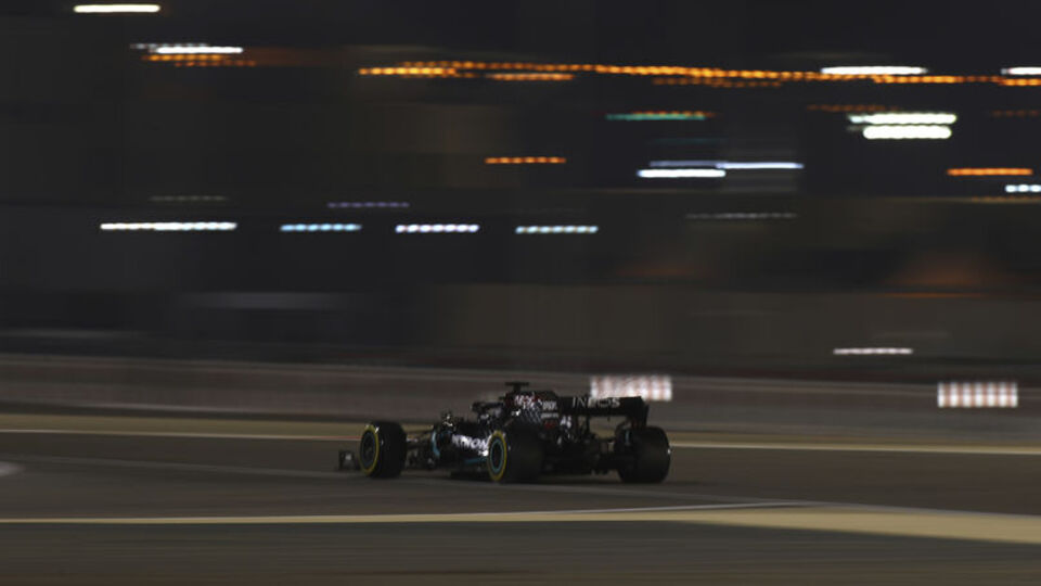 Bahreyn'de "pole" Hamilton'ın