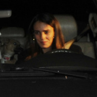 Evde çizim yapıyor