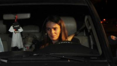 Evde çizim yapıyor