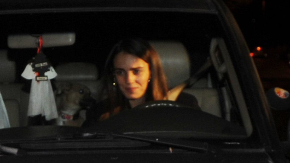 Evde çizim yapıyor